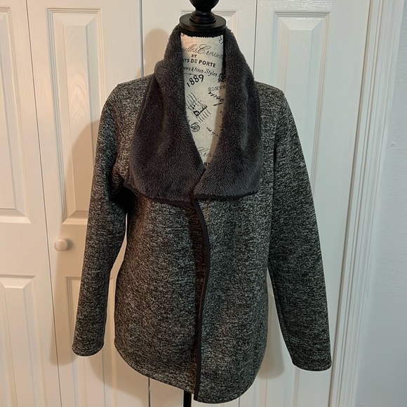 Beautifully warm sweater - Picture 1 of 9